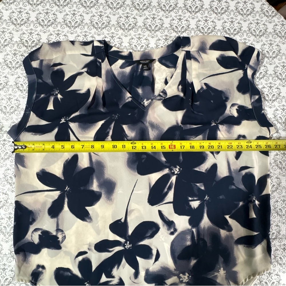 Simply Vera Vera Wang Floral V-Neck Short Sleeve Blouse - Navy & White, XXL - Picture 5 of 9